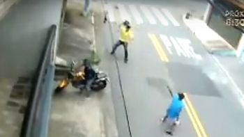 impresionante: evito el robo de su moto defiendose con un casco impresionante: evito el robo de su moto defiendose con un casco