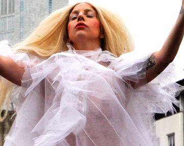 Lady Gaga realizó un desnudo muy particular en Berlín