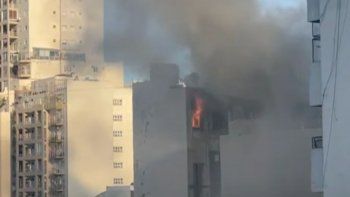 Feroz incendio en un edificio de Balvanera