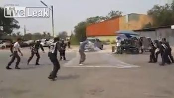 video: amenazaba a la policia con un cuchillo y lo redujeron con una red video: amenazaba a la policia con un cuchillo y lo redujeron con una red