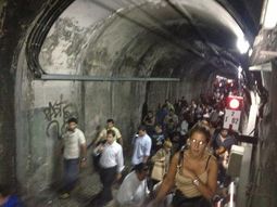 Pasajeros del subte D debieron caminar por las vías y túneles