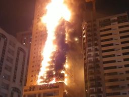 Voraz incendio en un rascacielos de Emiratos Árabes Unidos