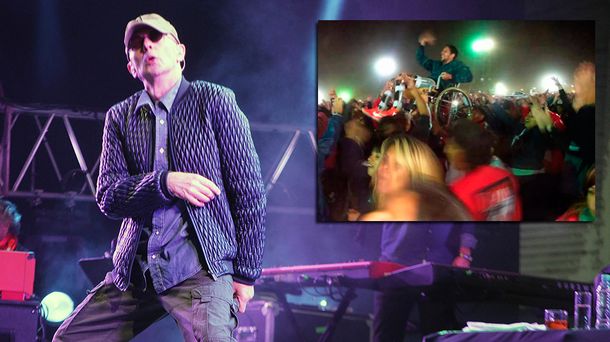 Una postal: fan en silla de ruedas no veía el recital del Indio Solari y lo tuvieron en andas
