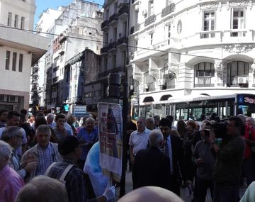 El Gobierno quiere cerrar minutouno.com y C5N: multitudinaria marcha en apoyo