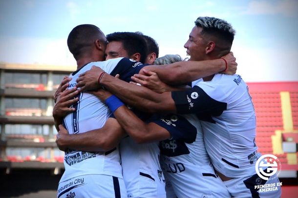 Gimnasia se hizo fuerte en Santa Fe y venció a Colón