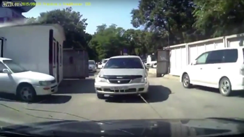 estaciono y bloqueo una calle: mira lo que hizo alguien que queria pasar estaciono y bloqueo una calle: mira lo que hizo alguien que queria pasar