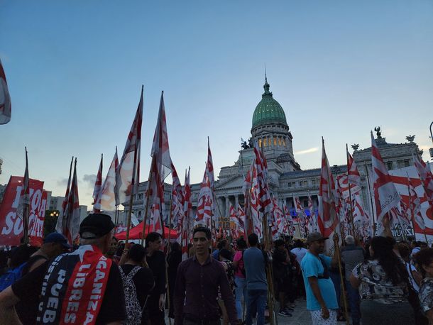 Miles de manifestantes protestan contra el ajuste de Javier Milei ante un Congreso militarizado