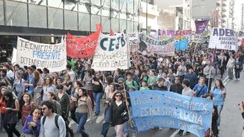 alumnos de escuelas tomadas marcharon al ministerio de educacion alumnos de escuelas tomadas marcharon al ministerio de educacion