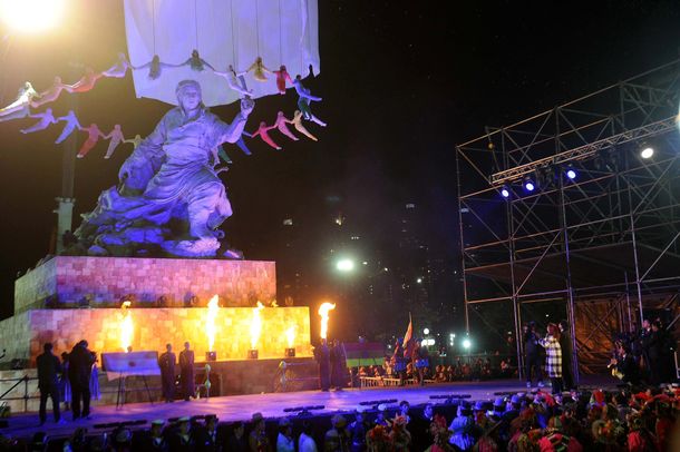 Así fue la inauguración de la escultura de Juana Azurduy