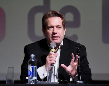 El incómodo momento del biógrafo de Milei durante un streaming: Adicción sexual en hombres