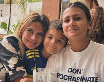 Amalia Granata, junto a sus hijos Roque y Uma.