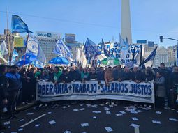 Multitudinaria marcha contra el ajuste y el desguace institucional frente al ministerio de Sturzenegger