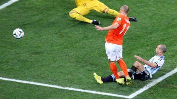 la barrida de mascherano que le saco el gol a robben la barrida de mascherano que le saco el gol a robben