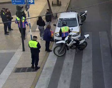 Video: taxista le dio una patada por la espalda a un agente de tránsito