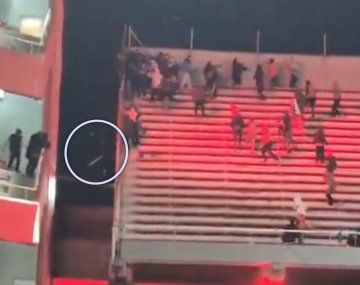 Caos en Avellaneda: un hincha chileno cayó desde la tribuna y la imagen estremece
