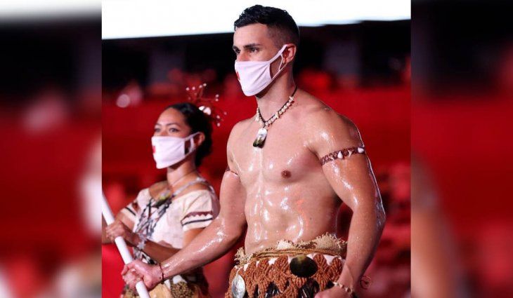 Quién es el abanderado de Tonga que desfiló con el torso desnudo en los Juegos Olímpicos