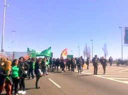 Municipales cortaron por dos horas la autopista a La Plata