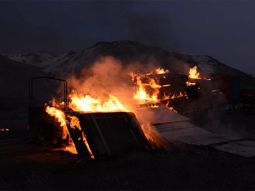 Se le incendió la carga del camión en San Martín de los Andes - Crédito: lmneuquen/Rodolfo Ramírez