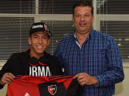 Brian Sarmiento fue presentado en Newells Brian Sarmiento fue presentado en Newells