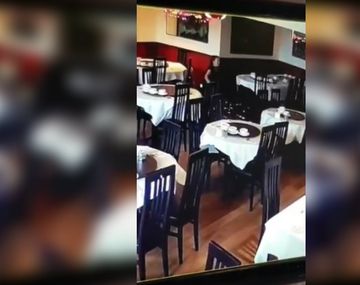 Se hizo cargo: una joven es la camarera más torpe del mundo y así lo demostró