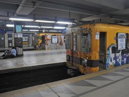 realizo graffitis en el subte y ahora debera limpiarlos realizo graffitis en el subte y ahora debera limpiarlos