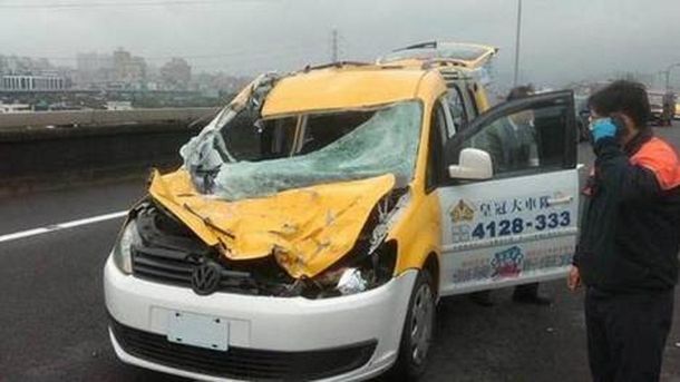 Así quedó un taxi que fue golpeado por el avión de TransAsia en su caída