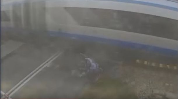 VIDEO: Un ciclista fue atropellado por un tren y salió ileso de milagro