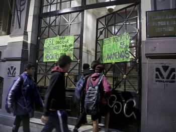 Colegio tomado contra los cambios en el proyecto de ley de abroto libre, gratuito y seguro