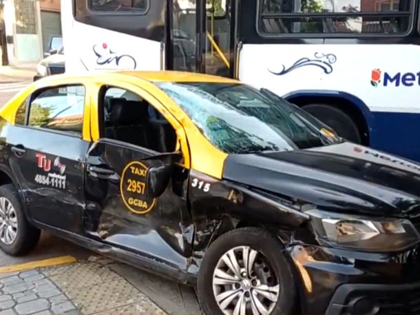 Fuerte choque entre un taxi y un colectivo en Barracas dejó tres heridos