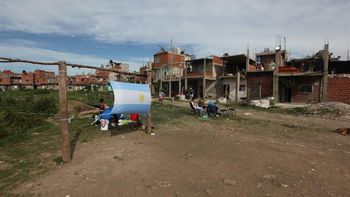 lugano: los ocupantes ilegales ya arman casillas de madera y chapa en el predio tomado lugano: los ocupantes ilegales ya arman casillas de madera y chapa en el predio tomado