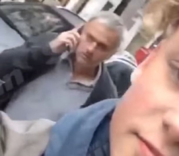 Más loco que nunca: Mourinho agredió a un joven que intentaba filmarlo
