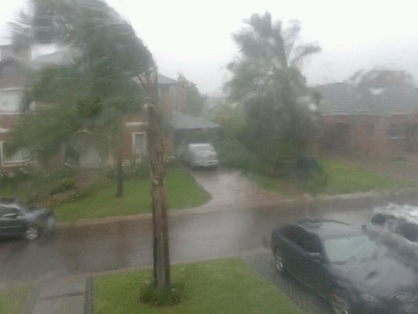 Ocho heridos en Rosario y un muerto en Escobar por la caída de rayos