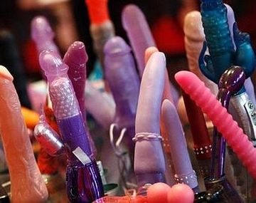 Prostitutas echan a un ladrón pegándole con juguetes sexuales