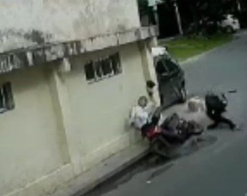Un motochorro atropelló a un jubilado en Fiorito y fue detenido por los vecinos