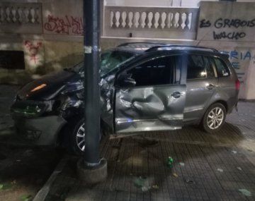Violento choque entre dos motos y un auto en La Plata: hay un muerto y tres heridos