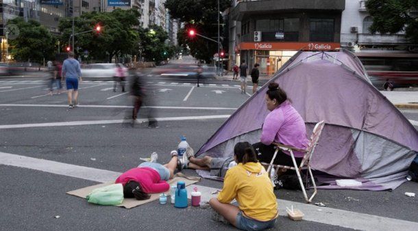 Piqueteros de izquierda levantan el acampe que bloqueaba la 9 de Julio