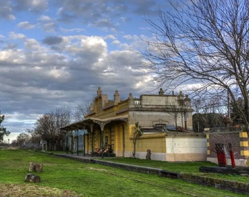 El pueblo con un encanto a 100 km que es ideal para una visita por su historia ferroviaria