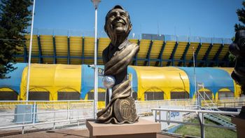 central inauguro un busto de russo y esparcio sus cenizas en el gigante de arroyito central inauguro un busto de russo y esparcio sus cenizas en el gigante de arroyito