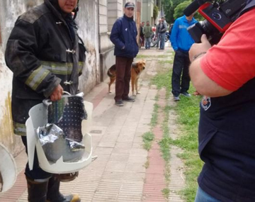 Los bomberos tuvieron que cortar el electrodoméstico para rescatar a la beba