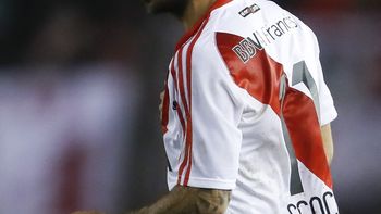 de villano a heroe: ahora los hinchas de river se rinden a los pies de scocco de villano a heroe: ahora los hinchas de river se rinden a los pies de scocco