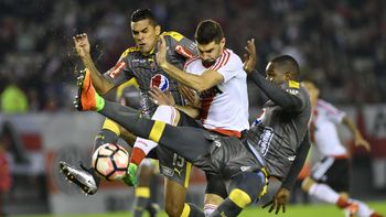 El delantero desperdició un penal a los tres minutos de juego El delantero desperdició un penal a los tres minutos de juego