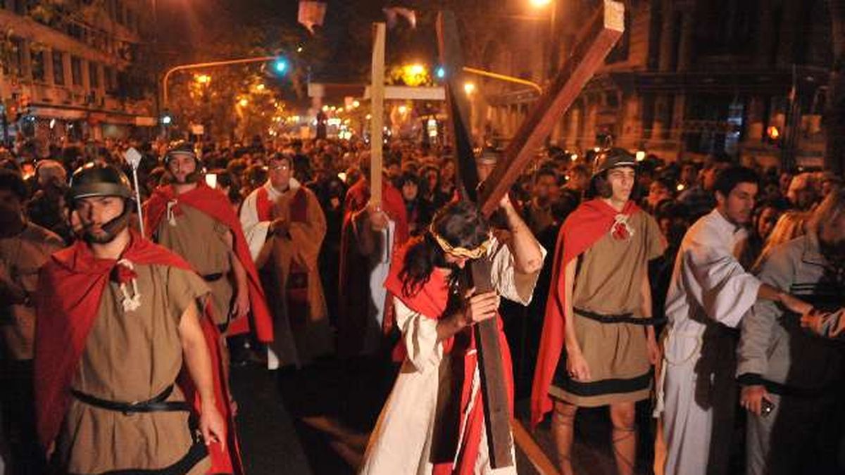 Una Multitud Particip Del V A Crucis Porte O