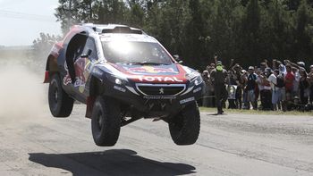 Peterhansel correrá en autos para Peugeot Peterhansel correrá en autos para Peugeot