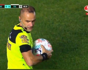 Insólito comienzo del partido entre Colón e Independiente: estaba la pelota pinchada