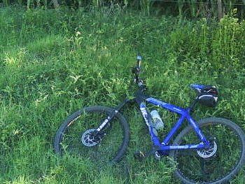 Motochorros le dispararon dos veces para robarle la bicicleta y se salvó de milagro