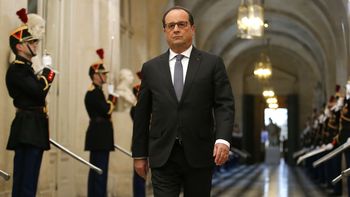 hollande llega a argentina y homenajea a victimas francesas de la dictadura hollande llega a argentina y homenajea a victimas francesas de la dictadura