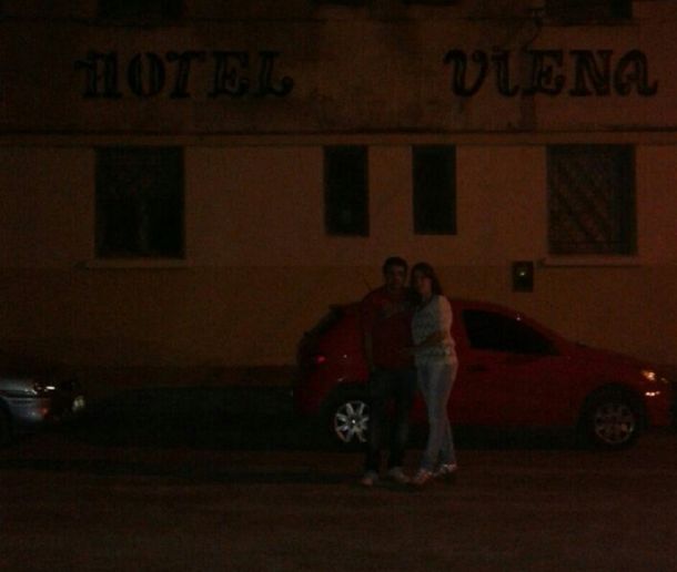 La pareja de cordobeses que participó de la visita nocturna guiada en el hotel abandonado de Miramar.