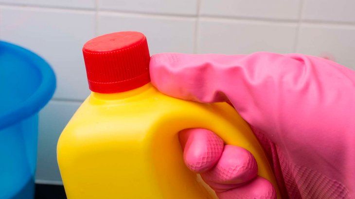 La lavandina es uno de los ingredientes necesarios para realizar este truco. 