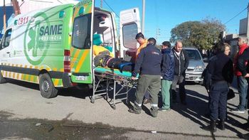 Un motociclista voló tras chocar con un auto Un motociclista voló tras chocar con un auto
