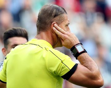 Néstor Pitana se la jugó y anuló un gol con la tecnología: ¿tenía razón?